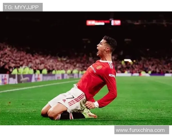 足球巨星C罗背影展现独特魅力，聚焦绿茵场上的传奇人生