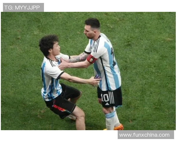 足球明星与小球迷亲密互动暖心瞬间 球场外的真实友爱故事